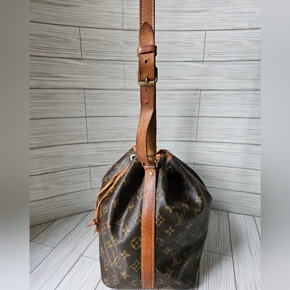 Louis Vuitton Noe Bucket Bag PM in Monogram Canvas and Leather - Picture 5 of 16
